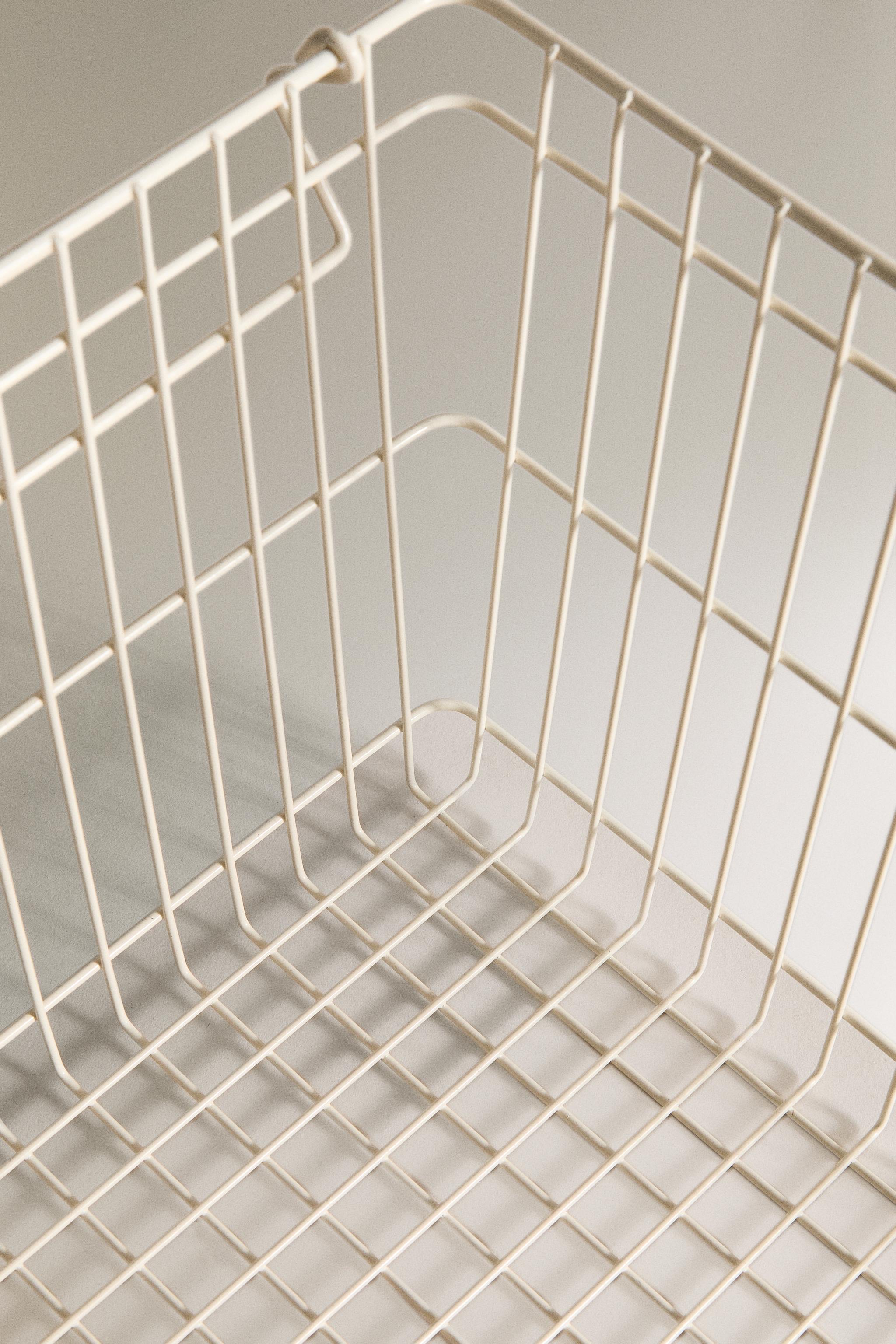 STACKABLE LACQUERED METAL BASKET